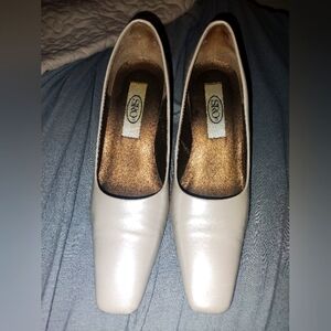 Women's pearl Cream heels size 8 1/2 heels. Good condition.